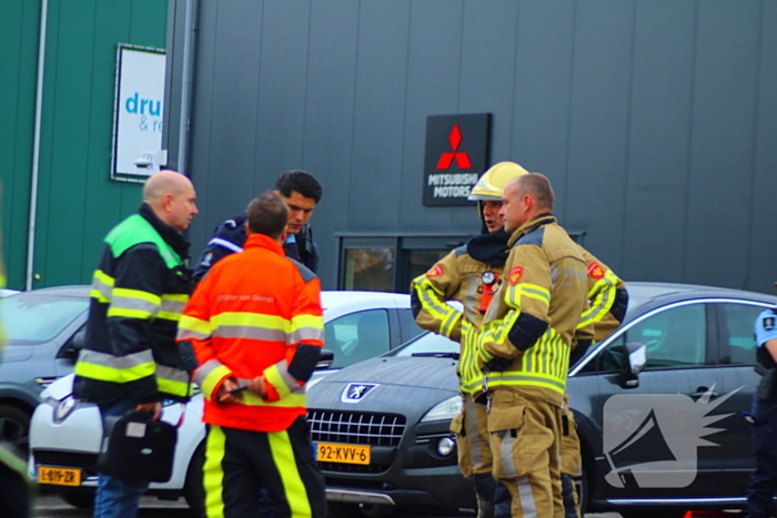 Brandweer onderzoekt mogelijk gaslek in garagebedrijf