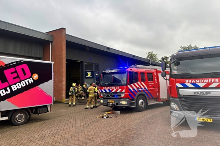 Brandweer blust brand in heftruck