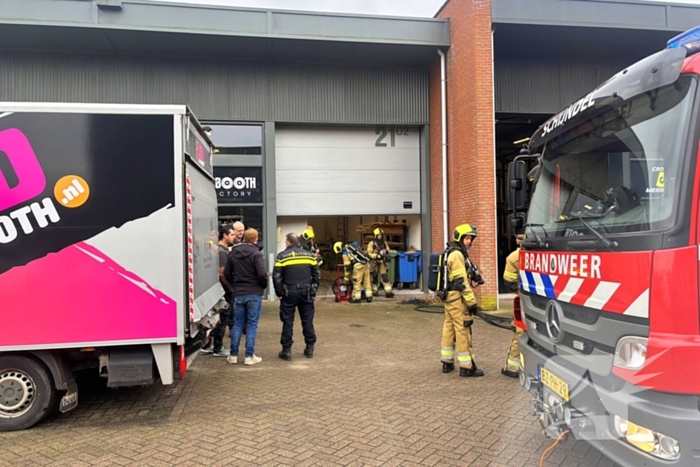 Brandweer blust brand in heftruck