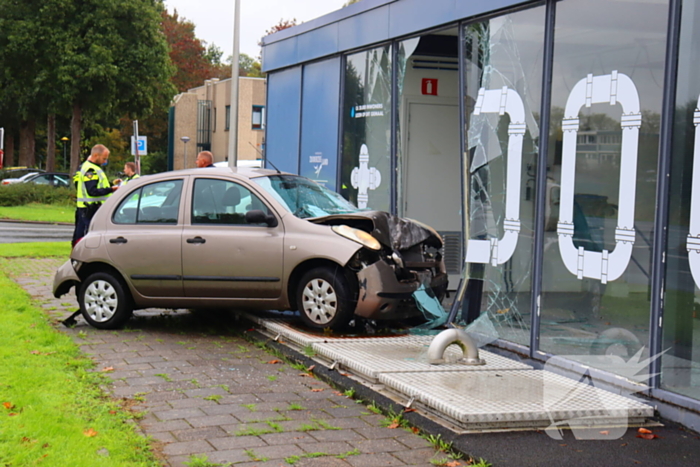 Automobiliste belandt met voertuig tegen gemaal