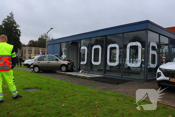 Automobiliste belandt met voertuig tegen gemaal