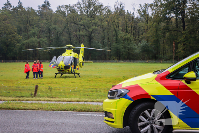 Bestuurder zwaargewond bij botsing tegen boom