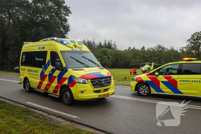 Bestuurder zwaargewond bij botsing tegen boom