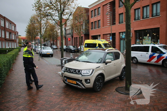 Automobilist botst tegen ondergrondse container