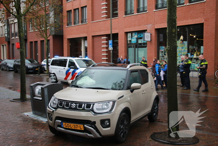 Automobilist botst tegen ondergrondse container