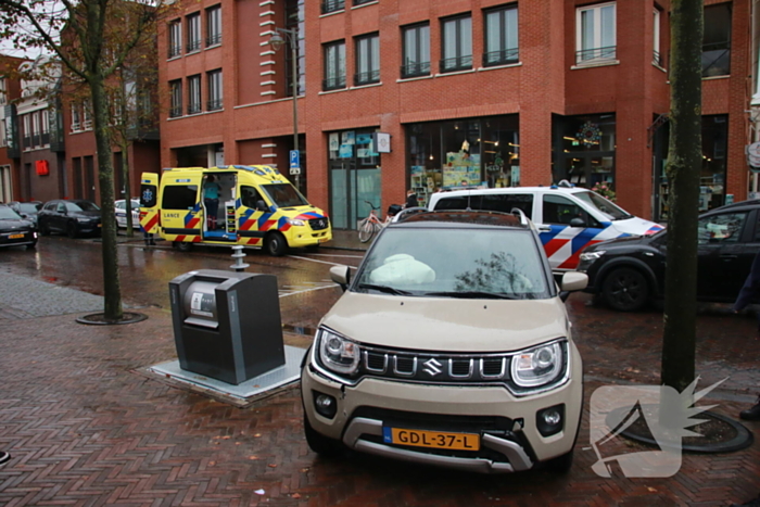 Automobilist botst tegen ondergrondse container