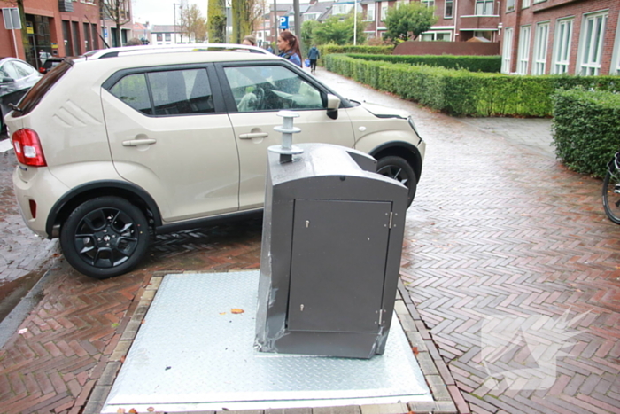 Automobilist botst tegen ondergrondse container