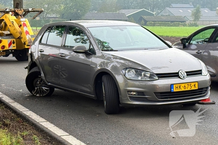 Personenwagens zwaar beschadigd bij botsing