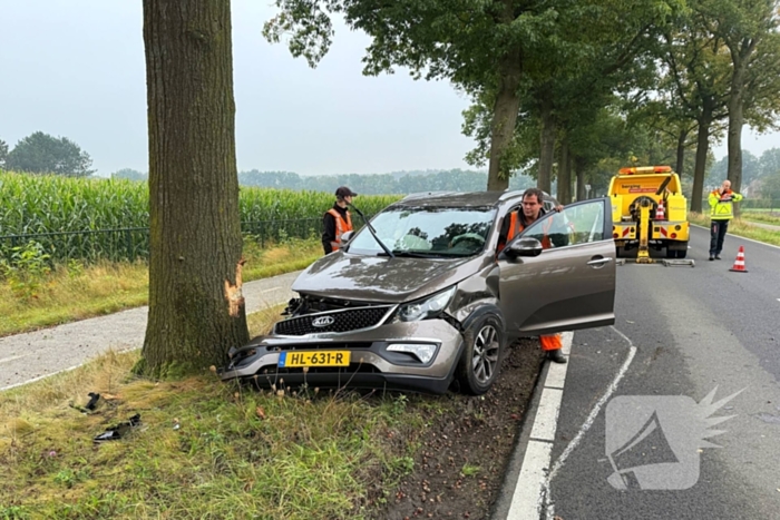 Personenwagens zwaar beschadigd bij botsing