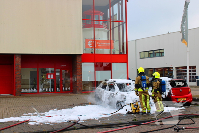 Auto brandt uit, naastgelegen voertuig zwaar beschadigd