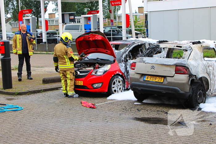 Auto brandt uit, naastgelegen voertuig zwaar beschadigd