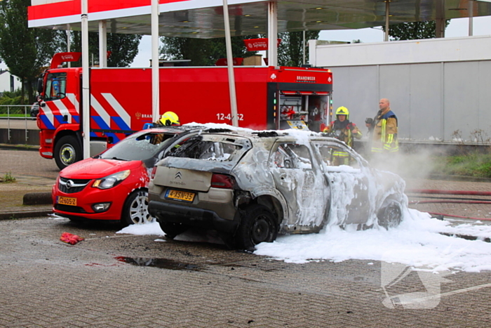 Auto brandt uit, naastgelegen voertuig zwaar beschadigd