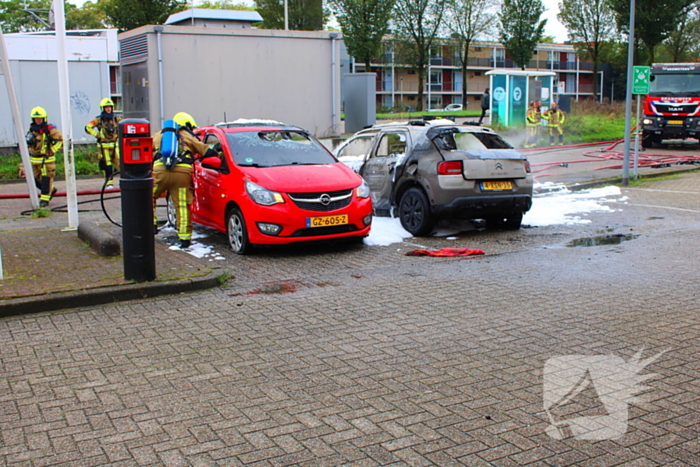 Auto brandt uit, naastgelegen voertuig zwaar beschadigd