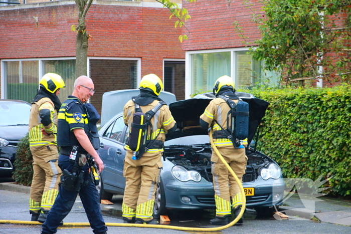 Buren grijpen snel in bij autobrand