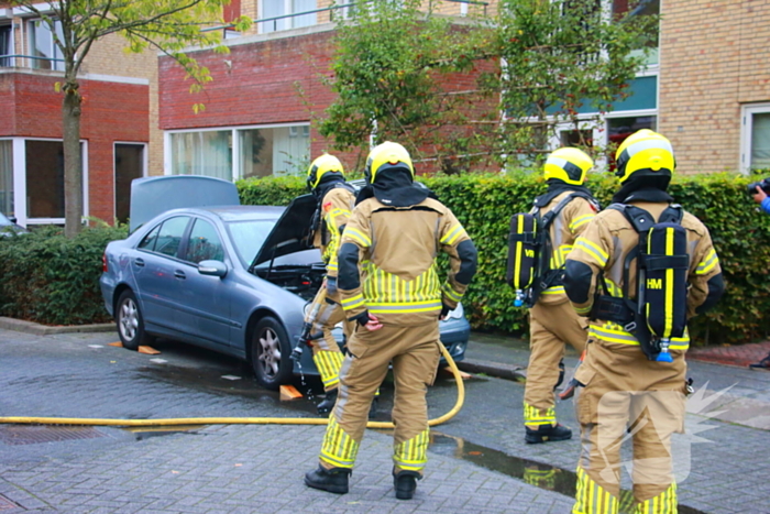 Buren grijpen snel in bij autobrand