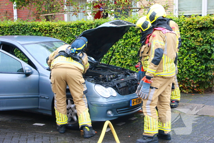 Buren grijpen snel in bij autobrand