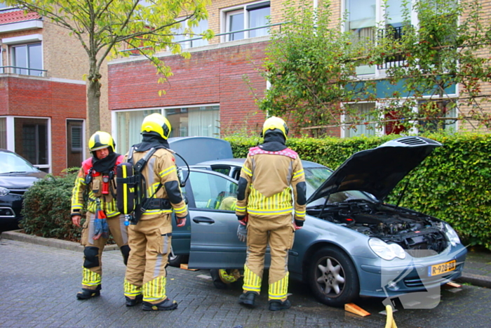 Buren grijpen snel in bij autobrand