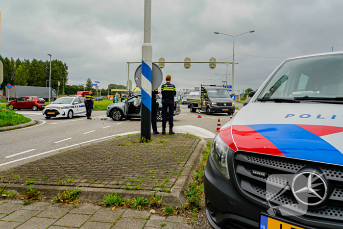 Flinke schade bij botsing tussen twee personenwagens