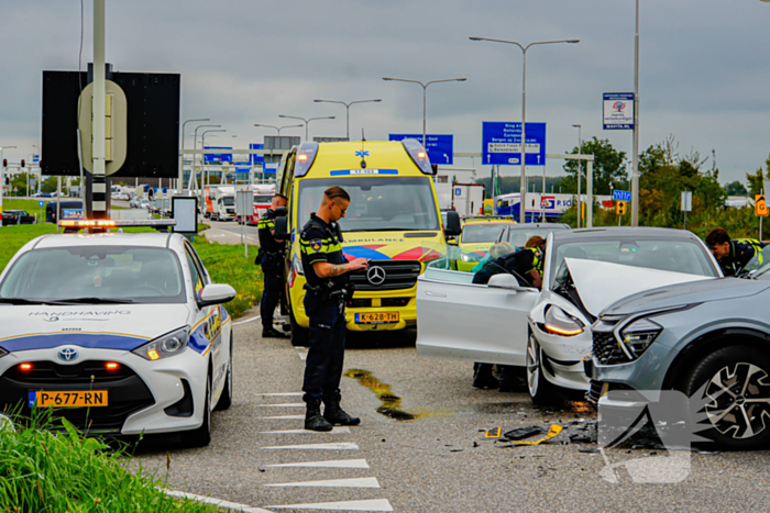 Flinke schade bij botsing tussen twee personenwagens