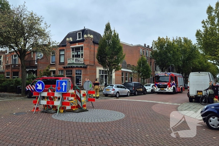 Brandweer ventileert riool na vreemde lucht