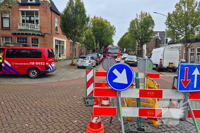 Brandweer ventileert riool na vreemde lucht