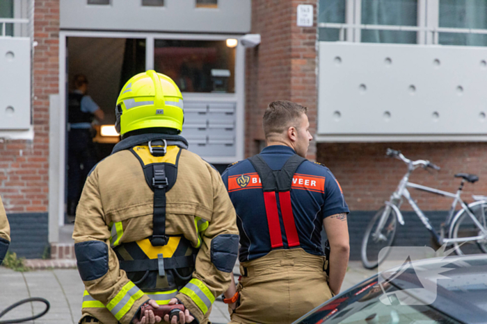 Brandweer blust brand in appartement