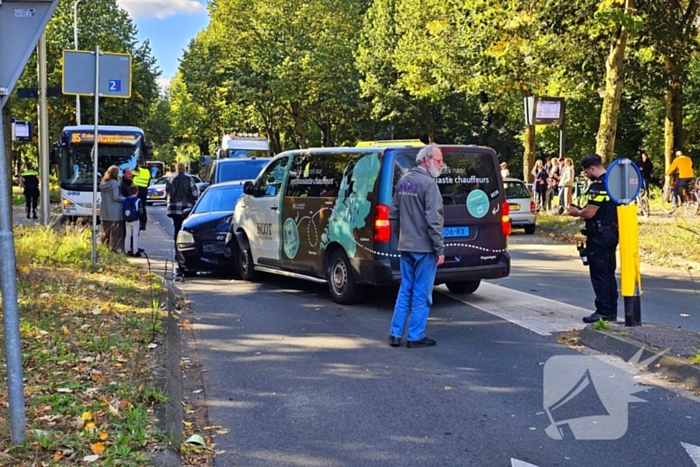 Drie voertuigen en fietser met elkaar in botsing