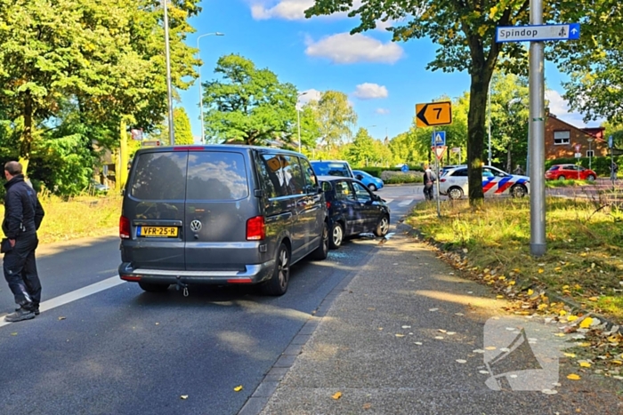 Drie voertuigen en fietser met elkaar in botsing