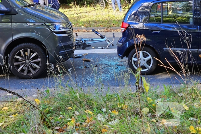 Drie voertuigen en fietser met elkaar in botsing