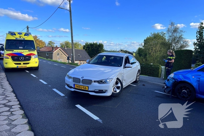 Schade na botsing tussen twee voertuigen