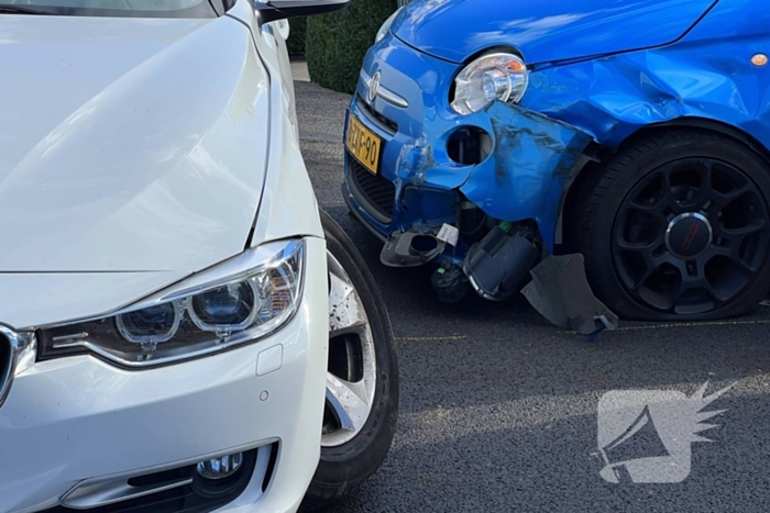 Schade na botsing tussen twee voertuigen