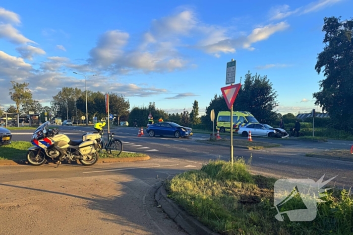 Twee voertuigen fiks beschadigd bij aanrijding