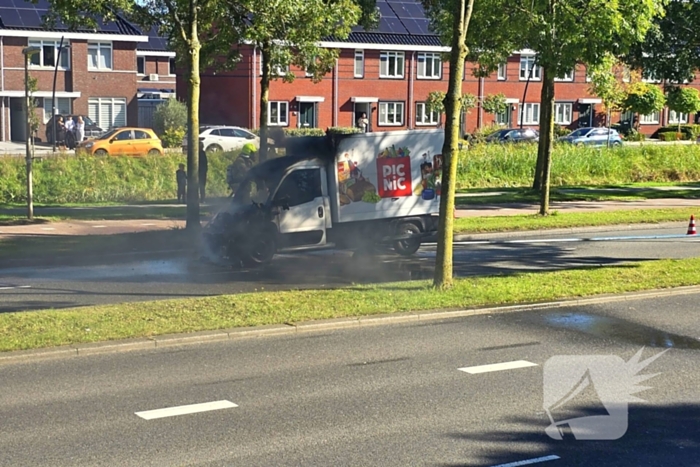 Picnic bezorgwagen vliegt in brand