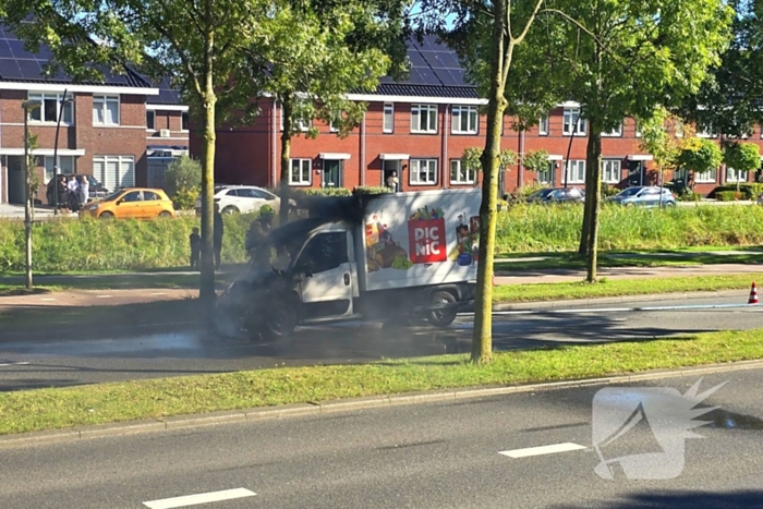 Picnic bezorgwagen vliegt in brand