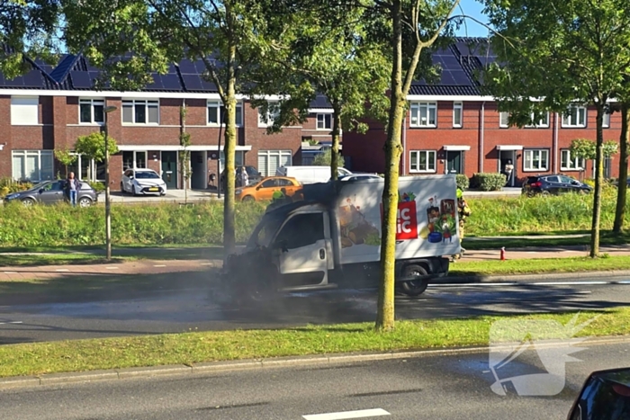 Picnic bezorgwagen vliegt in brand