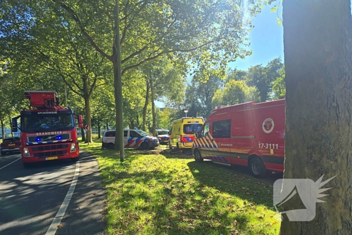 Brandweer haalt te water geraakte fietser uit water