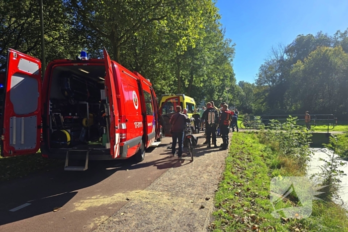 Brandweer haalt te water geraakte fietser uit water