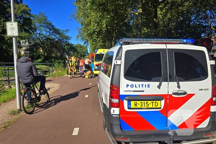 Brandweer haalt te water geraakte fietser uit water