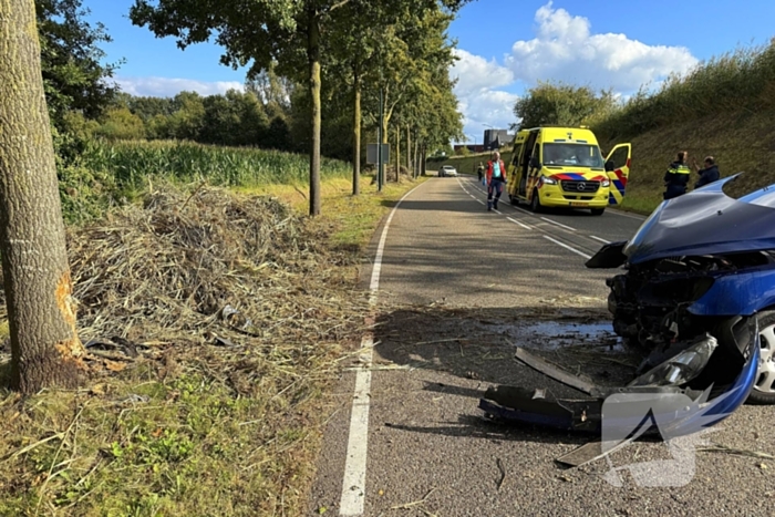 Auto krijgt klapband, bestuurder verliest macht over stuur en klapt op boom