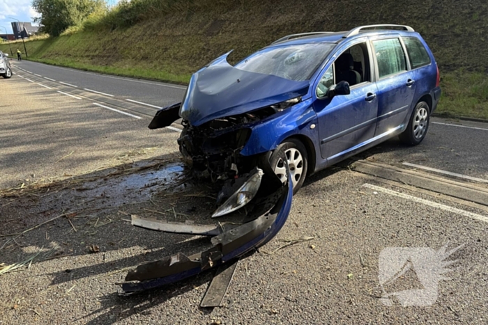 Auto krijgt klapband, bestuurder verliest macht over stuur en klapt op boom