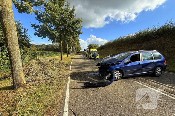 Auto krijgt klapband, bestuurder verliest macht over stuur en klapt op boom