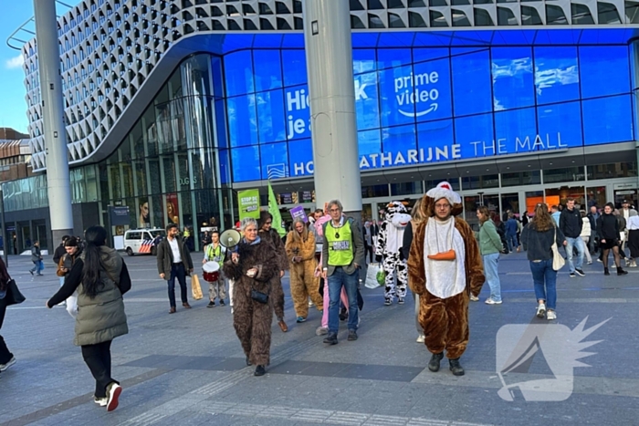 Milieu defensie demonstreerd bij centraal station