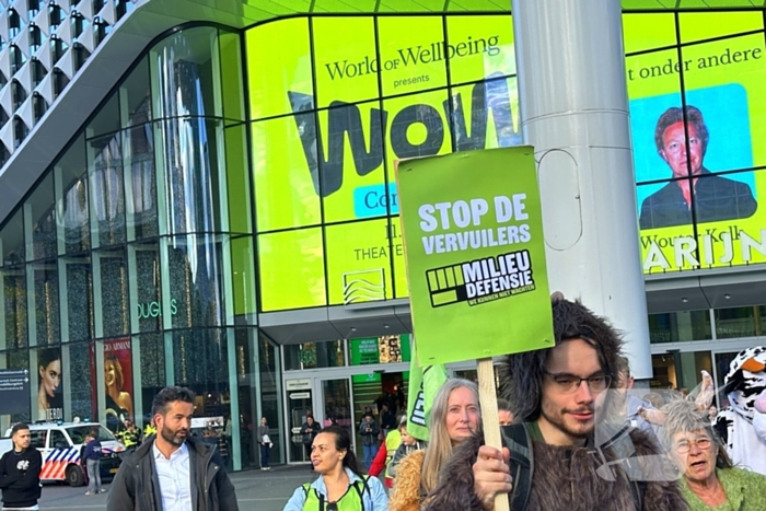 Milieu defensie demonstreerd bij centraal station