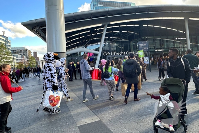 Milieu defensie demonstreerd bij centraal station