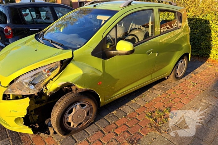 Twee voertuigen botsen op elkaar op T-splitsing