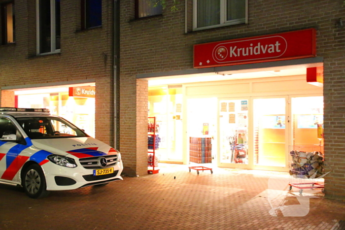 Kruidvat filiaal overvallen, verdachte dreigt met mes