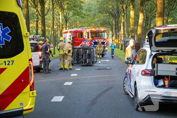 Enorme ravage nadat bus tegen boom rijd, één persoon aangehouden