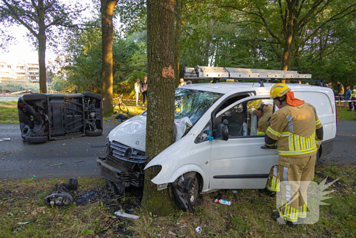 Enorme ravage nadat bus tegen boom rijd, één persoon aangehouden