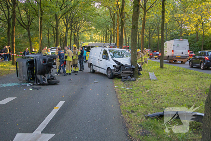 Enorme ravage nadat bus tegen boom rijd, één persoon aangehouden