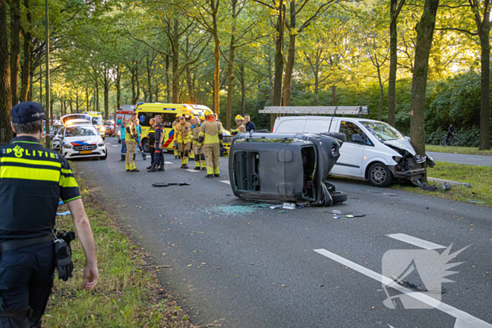 Enorme ravage nadat bus tegen boom rijd, één persoon aangehouden